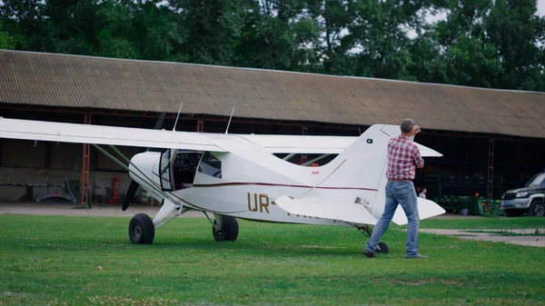 Private Plane Engineer Checking Ultralight Airplane Green Countryside Airdrome White — Foto de Stock