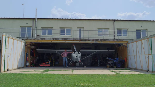 Aviator Standing Close Airplane Hangar Small Aerodrome Countryside Pilot Man — Stock Photo, Image