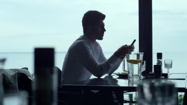 Busy Businessman Using Smartphone Lunch Luxury Restaurant Focused Freelancer Working — 图库视频影像