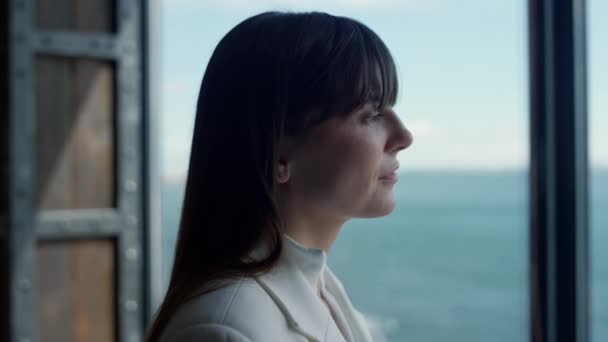 European Businesswoman Looking Ocean Window Closeup Leader Person Standing Sea — Vídeo de Stock