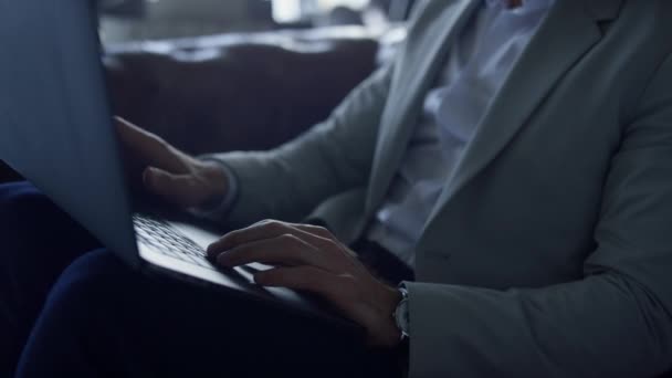 Colleagues Hands Work Laptop Dark Office Closeup Partners Discussing Project — Wideo stockowe