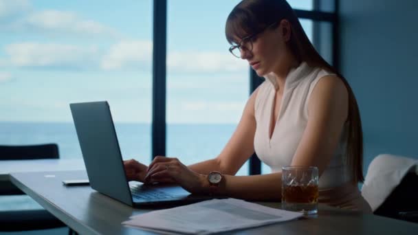 Женщина Профессиональный Серфинг Ноутбук Окна Морской Панорамы Офис Менеджер Работает — стоковое видео