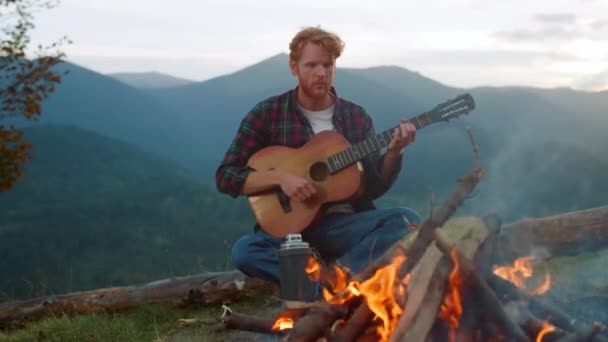 Thoughtful Traveler Play Guitar Outdoors Guy Sit Mountains Nature Campfire — 图库视频影像