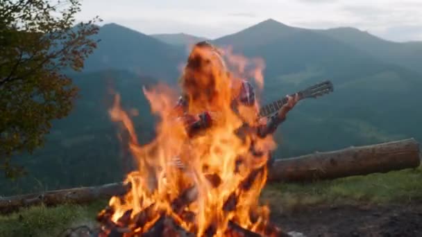 Улыбающаяся Женщина Играет Гитаре Горах Счастливый Кемпер Отдыхает Зеленом Холмистом — стоковое видео