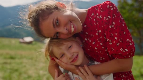 Portrait Smiling Mother Daughter Feeling Happy Family Vacation Standing Mountains — Stok video