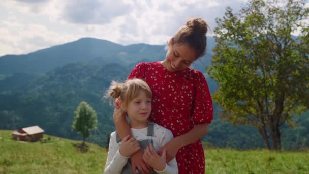 Happy Woman Standing Daughter Posing Camera Mountain Meadow Summer Holiday — ストック動画