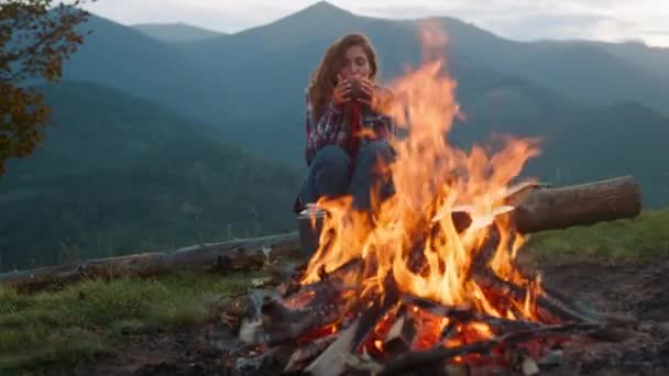Крупный План Расслабленной Женщины Кемпинг Природе Туристы Смотрят Костер Горах — стоковое видео