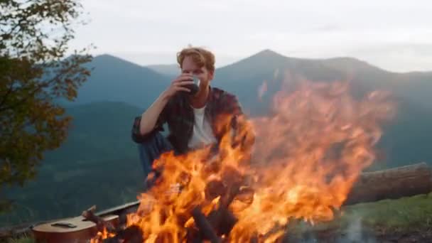 Travel Man Rest Campfire Nature Close Carefree Guy Enjoy Mountains — Video Stock