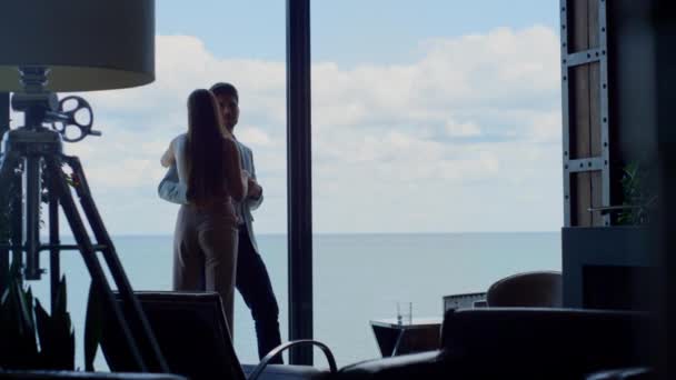 Люди Силуети Закохуються Розкішний Готель Видом Море Невідома Романтична Пара — стокове відео