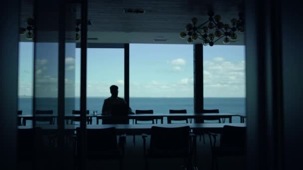 Businessman Silhouette Working Sea View Big Window Unrecognized Leader Boss — Vídeos de Stock