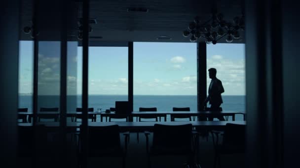 Робітничий Силует Відпочиває Морському Офісі Внутрішнє Вікно Компанії Робить Перерву — стокове відео