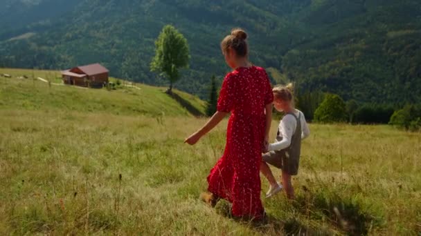 Family Walk Young Mother Blonde Daughter Green Grass Mountain Slope — Stock Video