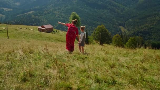 Back View Young Woman Walking Daughter Green Hill Unknown Mother — Vídeo de Stock