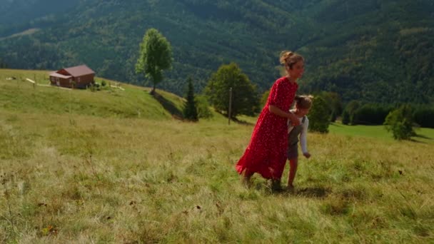 Happy Mother Walking Daughter Green Grass Mountain Hill Carefree Woman — Stok video
