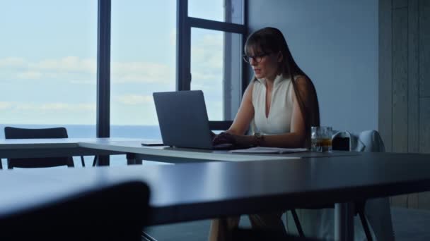 Successful Businesswoman Working Laptop Office Focused Ceo Taking Break Leaving — Stockvideo