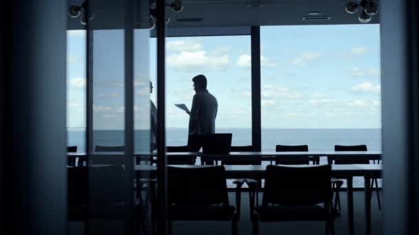 Colleagues Silhouette Discussing Documents Ocean View Hall Unknown Man Woman — Vídeos de Stock
