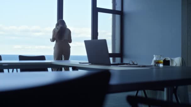 Anxious Woman Shouting Office Alone Depressed Executive Worker Failing Project — Video