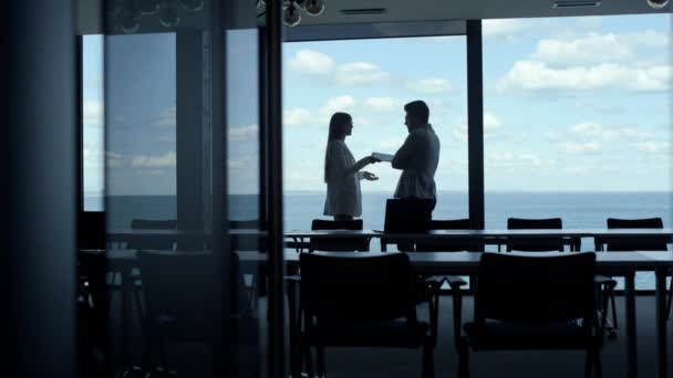 Silhouette Colleagues Talking Ocean Panorama Window Office Unknown Company Managers — Vídeo de Stock
