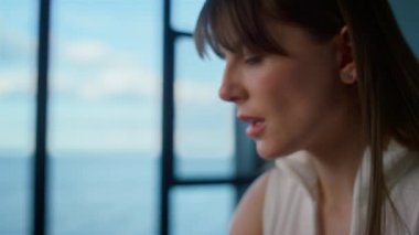 Yorgun işçi ofiste mola veriyor. Yakın çekim. Stresli kadın panorama penceresinde dinleniyor. Stresli yönetici finans müdürü başarısız sonuçları analiz eder. Kızgın işçi sakin ol. Çözümü düşün.