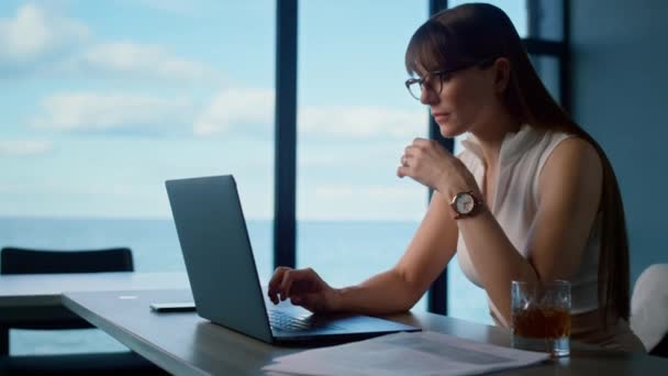 Pensando Ceo Olhando Tela Computador Escritório Empresária Overworking Digitando Laptop — Vídeo de Stock