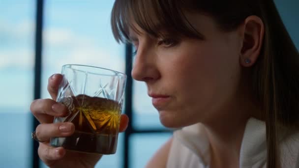 Trött Affärskvinna Dricka Alkohol Närbild Deprimerad Brunett Arbetar Ensam Kontoret — Stockvideo