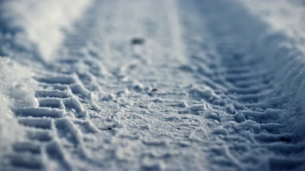 Wielsporen Het Sneeuwoppervlak Ijzige Winterdag Close Autobandenpatroon Besneeuwde Weg Lege — Stockvideo