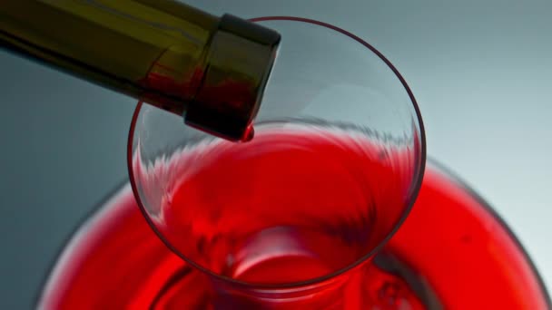 Wijndruppels Vallen Glas Decanter Close Alcoholische Vloeibare Blob Druipt Uit — Stockvideo