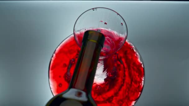Rotweingläser Strömen Aus Flaschennahaufnahmen Die Abfüllung Von Alkoholischen Getränken Erfolgt — Stockvideo
