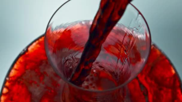 有毒红葡萄酒灌装酒瓶慢动作 灌装酒精液体 清洗玻璃碗 葡萄酒是波浪形玻璃器皿的顶视图 玫瑰喷雾快速喷溅透明容器 — 图库视频影像