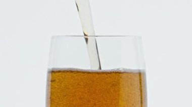 Biraları tazeleyen, bardakları dolduran yavaş çekim yakın çekim. Alkolik, zıpzıp, temiz kadehleri dolduran. Lager Malt meşrubat jeti konteynırın beyaz arka planına düşüyor. El yapımı bira fabrikası konsepti 