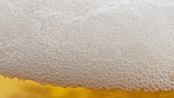 Zbliżenie Piana Piwna Skwierczące Bąbelki Wewnątrz Kielicha Alkohol Jęczmienny Pije — Wideo stockowe
