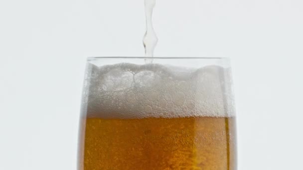 Despejando Vidro Líquido Hoppy Closeup Álcool Cevada Bebe Macro Artigos — Vídeo de Stock