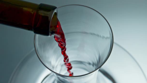 Flessenhals Gieten Rode Wijn Decanter Close Dure Rozendrank Vullen Kom — Stockvideo