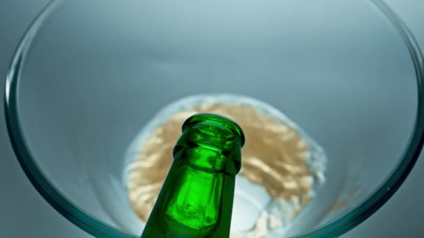 Cerveja Lager Engarrafada Derramando Vaso Closeup Espumante Frio Ofício Bebida — Vídeo de Stock