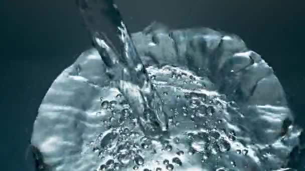 Mineralwasser Das Transparentes Glas Nahaufnahme Gießt Zahlreiche Flecken Die Glatte — Stockvideo