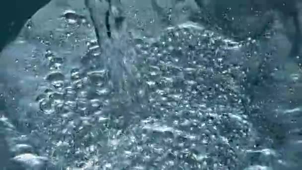 Soda Blebs Drijvend Aqua Oppervlak Close Mineraalwater Dat Transparante Glazen — Stockvideo