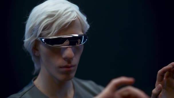 Άνθρωπος Γυαλιά Εικονικής Πραγματικότητας Παίζει Επαυξημένης Πραγματικότητας Παιχνίδι Closeup Εστιασμένος — Αρχείο Βίντεο