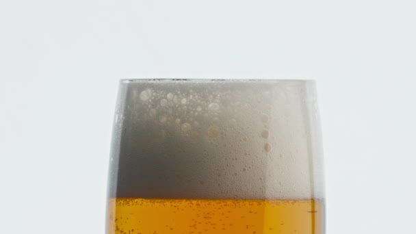 Static Foamy Beer Goblet White Background Bubbled Alcohol Drink Texture — Stock Video