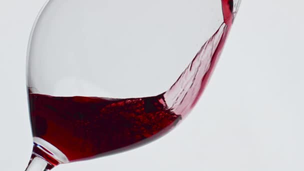 Wijn Langzaam Vullen Glas Witte Geïsoleerde Achtergrond Closeup Rode Drank — Stockvideo