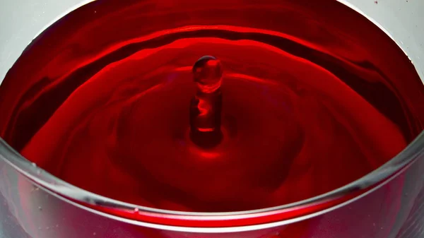Das Weinglas Fällt Langsam Blob Trifft Rotweinoberfläche Prellen Super Zeitlupe — Stockfoto