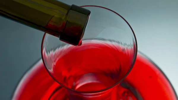 Wijndruppels Vallen Glas Decanter Close Alcoholische Vloeibare Blob Druipt Uit — Stockfoto
