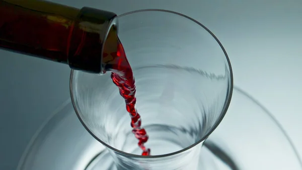 Flessenhals Gieten Rode Wijn Decanter Close Dure Rozendrank Vullen Kom — Stockfoto