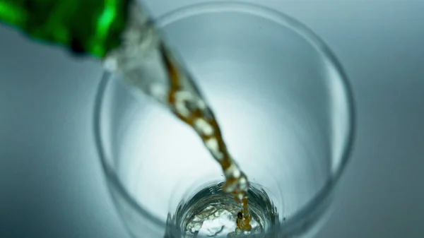 Frisk Stream Hælde Glas Fra Grøn Flaske Closeup Ufiltreret Pilsner - Stock-foto