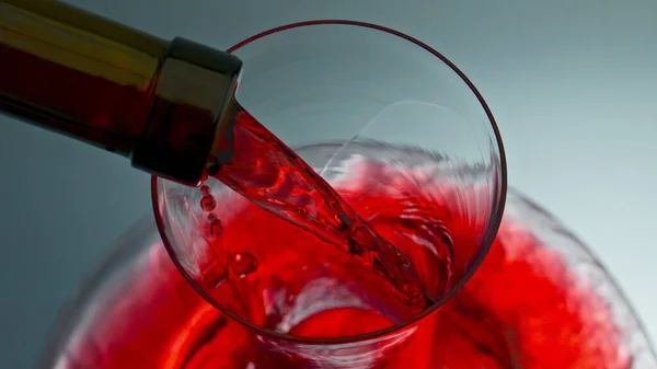 Rode Wijn Stroom Gieten Glaswerk Uit Fles Hals Closeup Merlot — Stockfoto