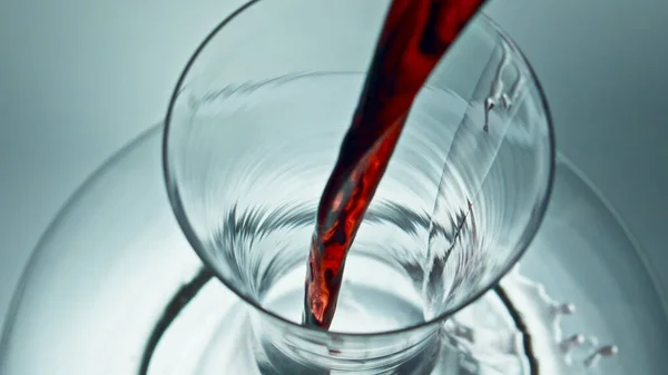 赤い液体ガラス製品を閉じ込めます 透明なボウルを流れる季節のアルコール飲料ジェット 天然のキャベツワイン充填きれいなデカンタ スローモーションを確立するグルメフルーツ酒スプラッシュ — ストック写真