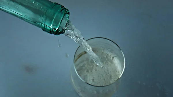 Διαφανές Μπουκάλι Ρίχνει Κρασί Closeup Λευκό Αλκοόλ Υγρό Φυσαλίδες Στο — Φωτογραφία Αρχείου