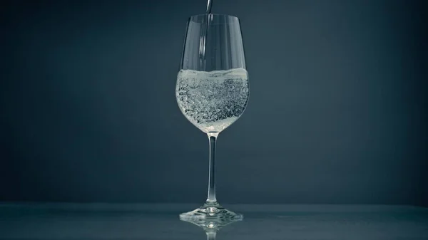 Bubbling Water Pouring Glass Gray Background Closeup Crystal Clear Liquid — Fotografia de Stock