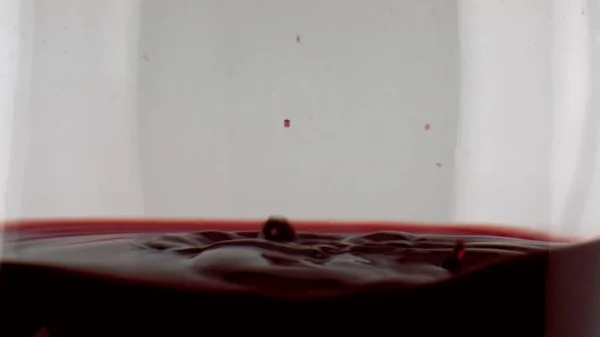 Σταγόνες Κρασιού Κοντά Κυματίζουν Πιτσιλίζοντας Κύπελλα Merlot Κόκκινο Ρόφημα Κυματίζει — Φωτογραφία Αρχείου