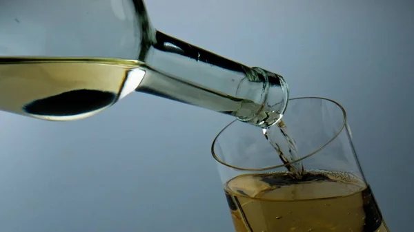 White Wine Filling Goblet Closeup Golden Grape Beverage Bubbling Wineglass — Stock Fotó