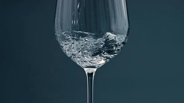 Καθαρό Νερό Γεμίζοντας Κύπελλο Closeup Καθαρό Δροσιστικό Ρόφημα Ρίχνετε Διάφανο — Φωτογραφία Αρχείου
